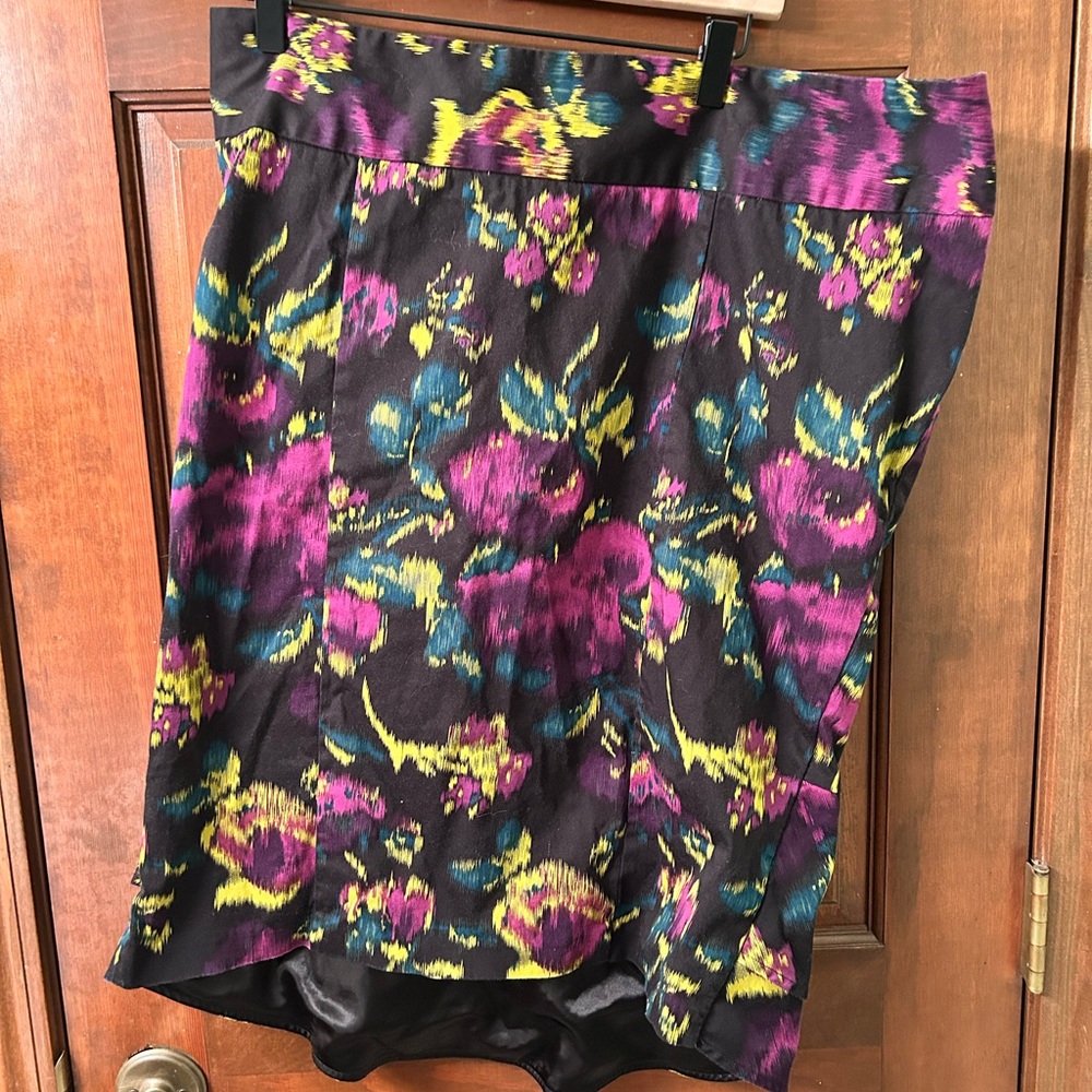 TORRID Cute Floral Purple and Yellow  high low Mini Pencil Skirt. Size 20.